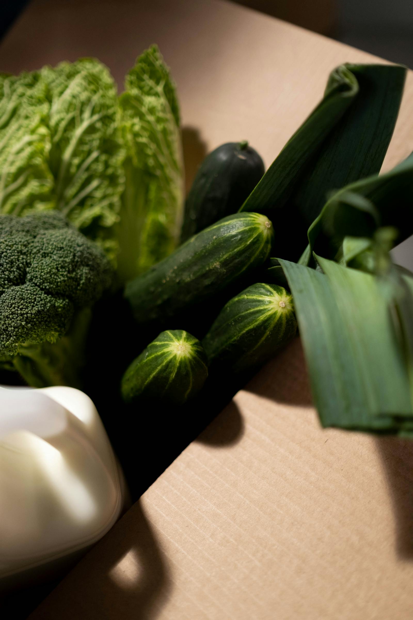 野菜が箱に詰まった食材宅配のイメージ