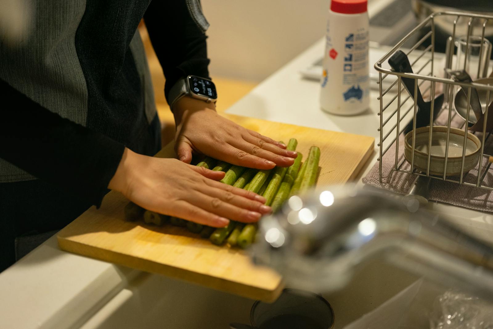 夕食の準備をする手元のクローズアップ